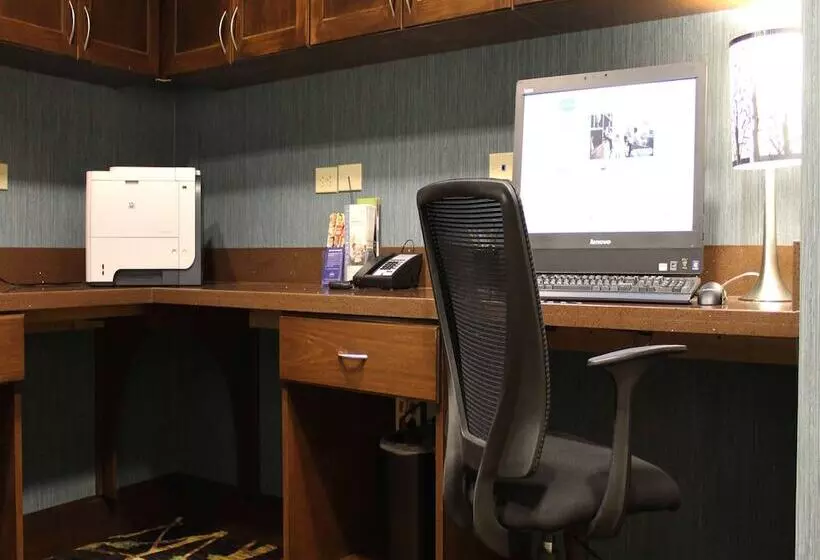 Отель Hampton Inn & Suites Stroudsburg Pocono Mountains