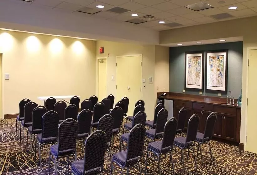 Отель Hampton Inn & Suites Stroudsburg Pocono Mountains