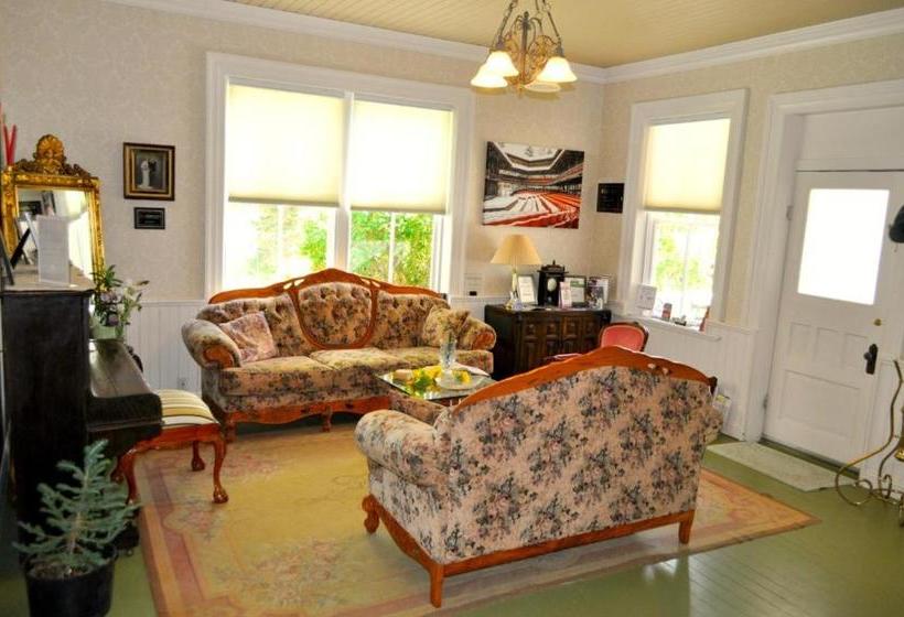 בית מלון כפרי The Iron Gate Inn