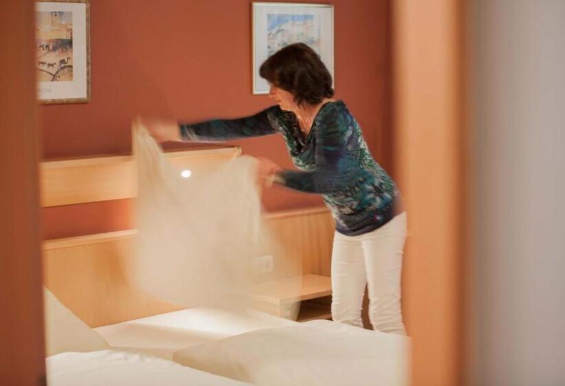 בית מלון כפרי Landgasthof Linden