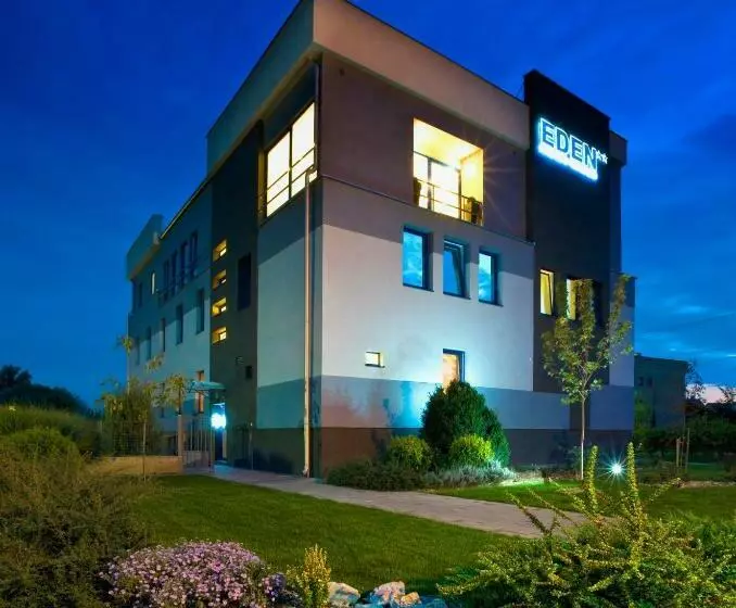 ホテル Pension Eden