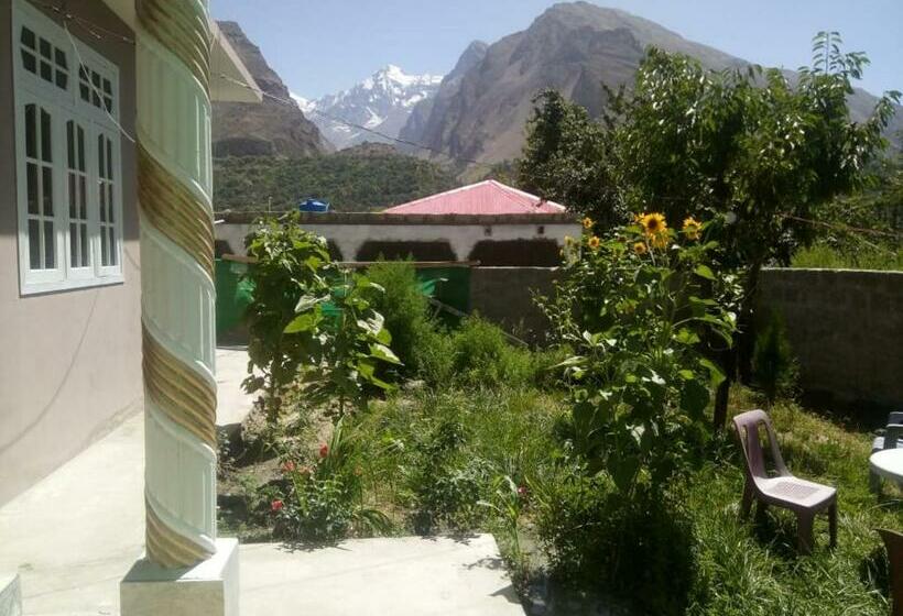 پانسیون Four Seasons Guest House Hunza