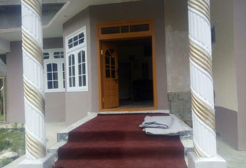 پانسیون Four Seasons Guest House Hunza