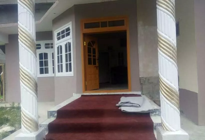 پانسیون Four Seasons Guest House Hunza
