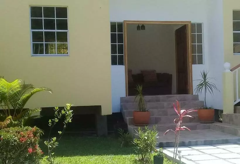 پانسیون Royal Escape