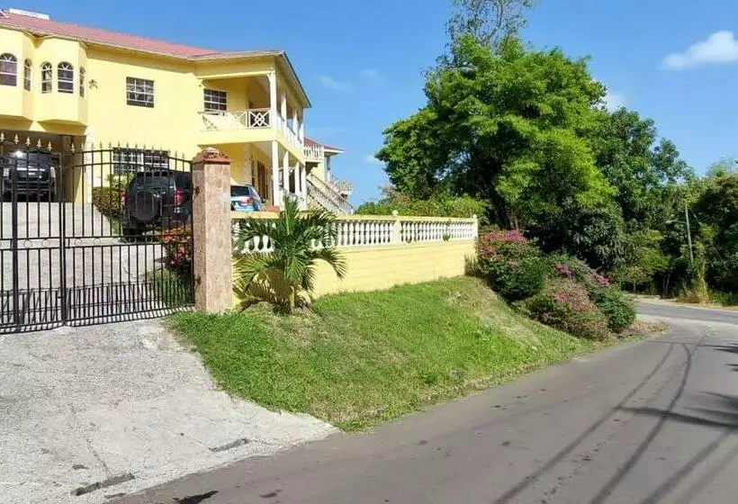 پانسیون Royal Escape