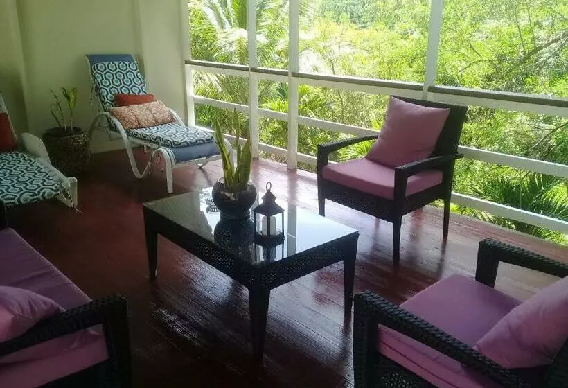 پانسیون Royal Escape