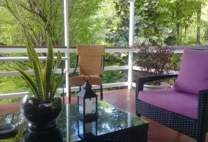 پانسیون Royal Escape