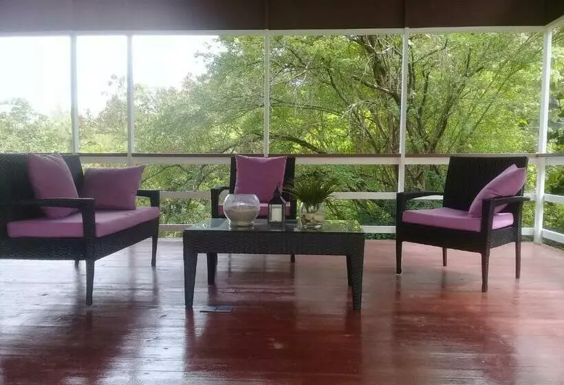 پانسیون Royal Escape