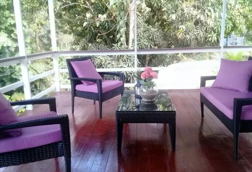 پانسیون Royal Escape