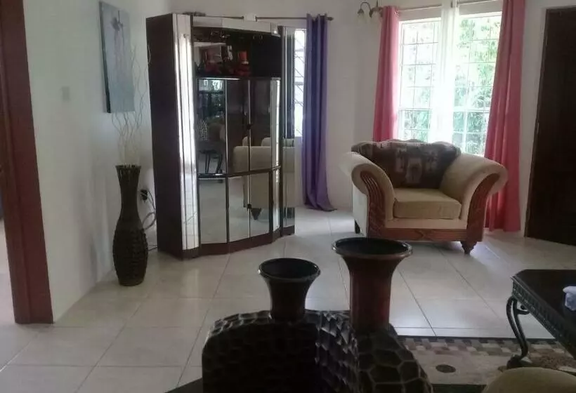 پانسیون Royal Escape