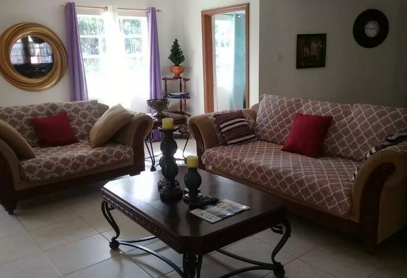 پانسیون Royal Escape