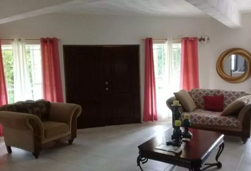 پانسیون Royal Escape