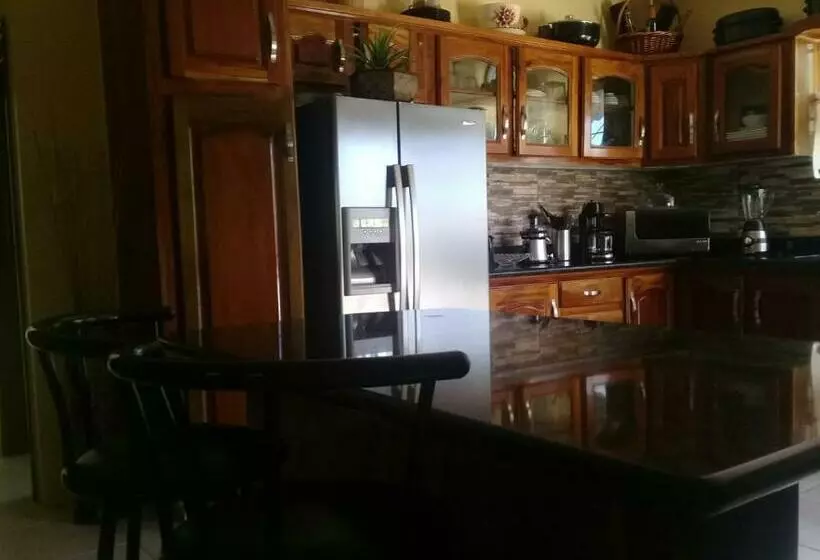 پانسیون Royal Escape