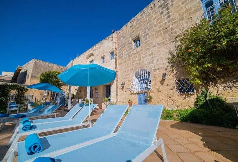تختخواب و صبحانه Village Knights Accommodation