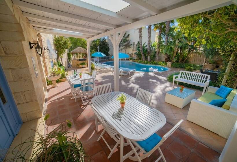 تختخواب و صبحانه Village Knights Accommodation