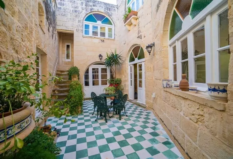 تختخواب و صبحانه Village Knights Accommodation
