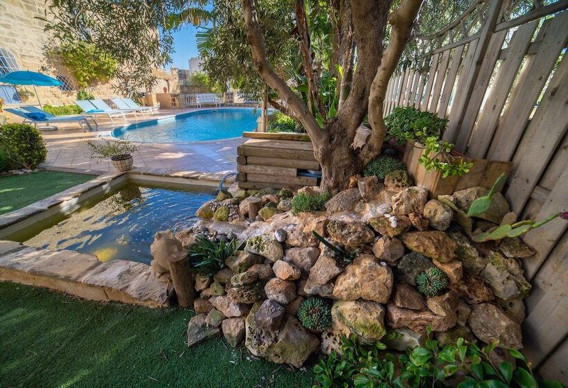 تختخواب و صبحانه Village Knights Accommodation