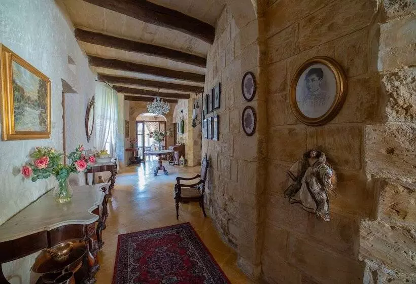 تختخواب و صبحانه Village Knights Accommodation