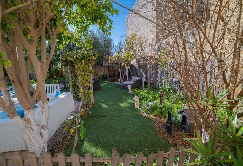 تختخواب و صبحانه Village Knights Accommodation