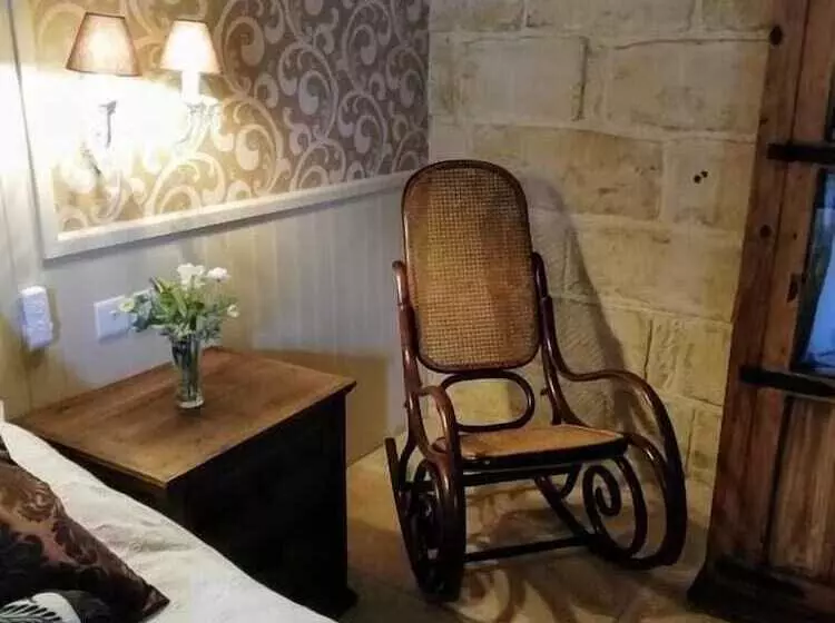 تختخواب و صبحانه Village Knights Accommodation