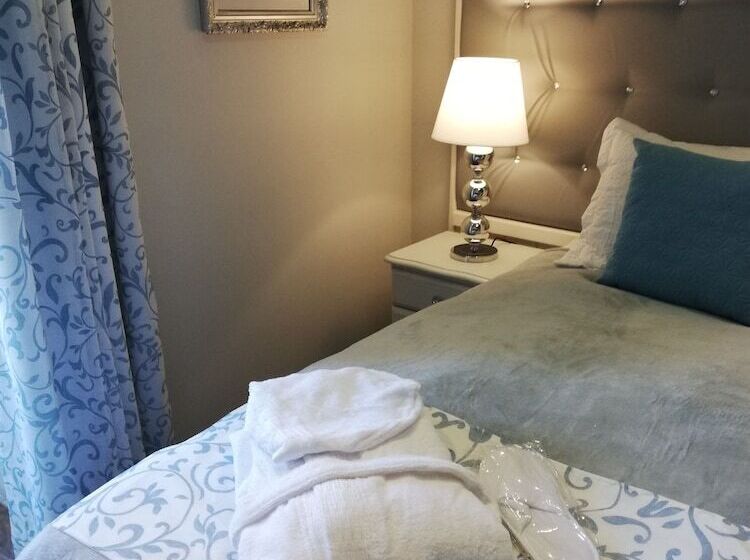 تختخواب و صبحانه Village Knights Accommodation