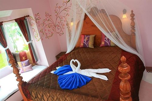 Baan Montra Beach Resort