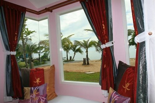 Baan Montra Beach Resort