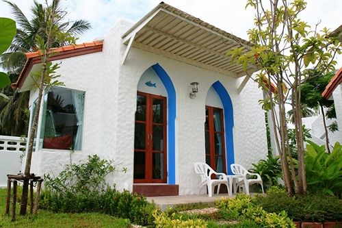 Baan Montra Beach Resort