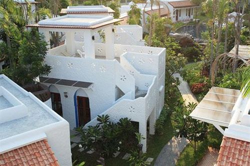 Baan Montra Beach Resort