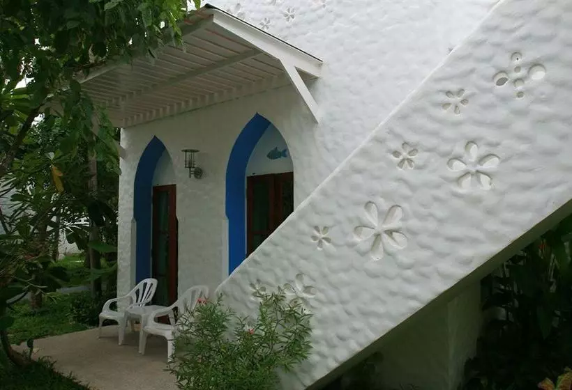 Baan Montra Beach Resort