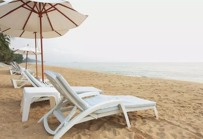 Baan Montra Beach Resort