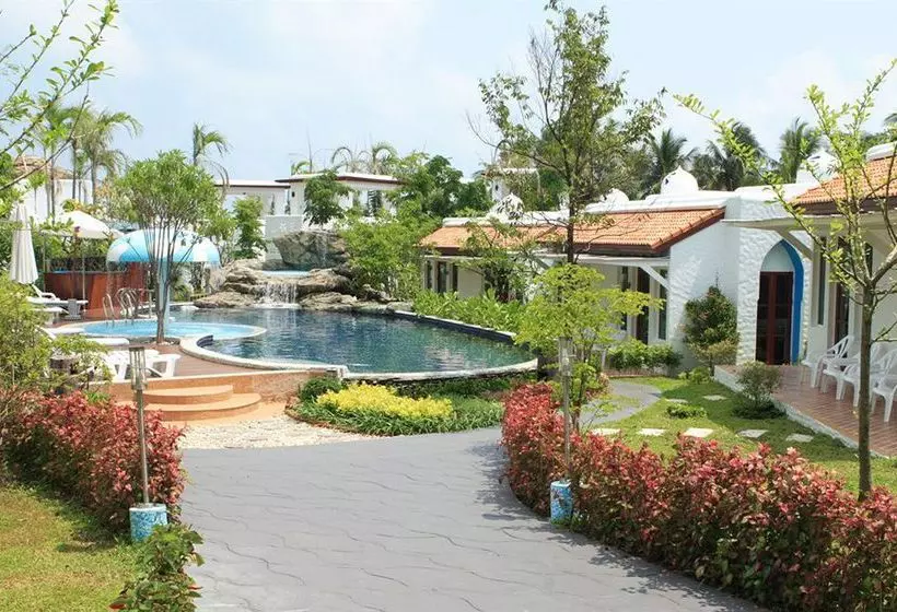 Baan Montra Beach Resort