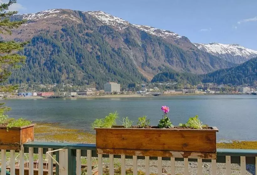 Bed and Breakfast Beachside Villa Luxury Suites And Vacation Rentals