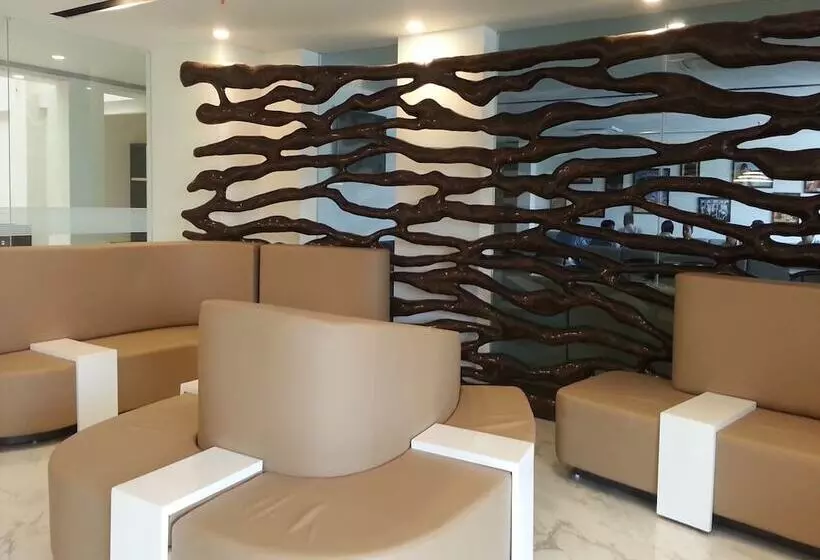 Отель Ambar Sarovar Portico