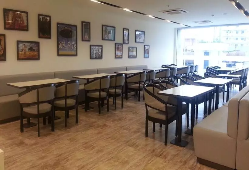 Отель Ambar Sarovar Portico