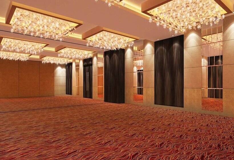 Отель Ambar Sarovar Portico