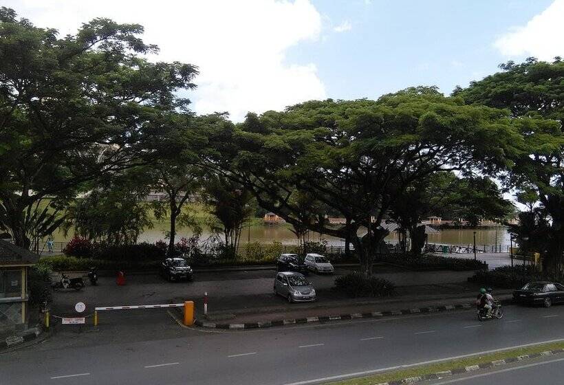 Hotel Kuching Waterfront Lodge