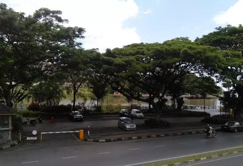 בית מלון כפרי Kuching Waterfront Lodge