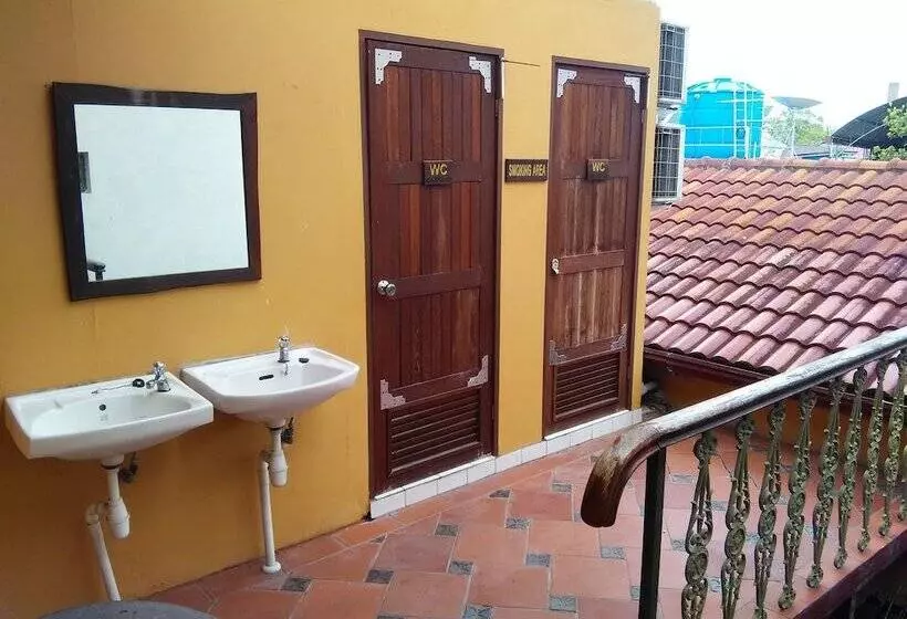 בית מלון כפרי Kuching Waterfront Lodge