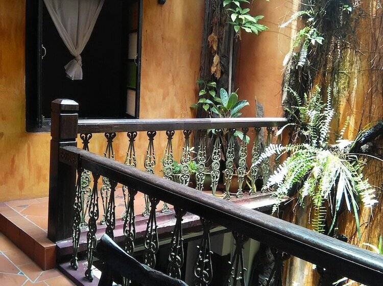 Hotel Kuching Waterfront Lodge