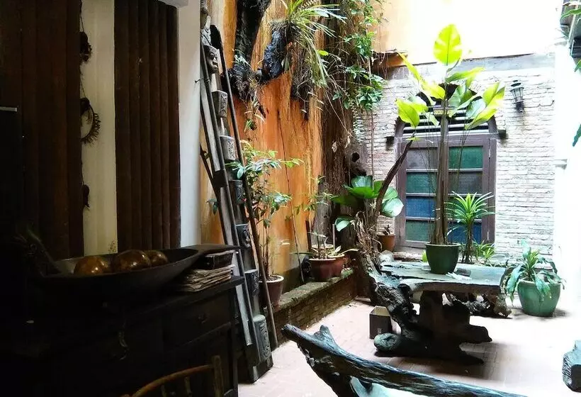 בית מלון כפרי Kuching Waterfront Lodge