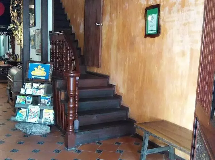 בית מלון כפרי Kuching Waterfront Lodge