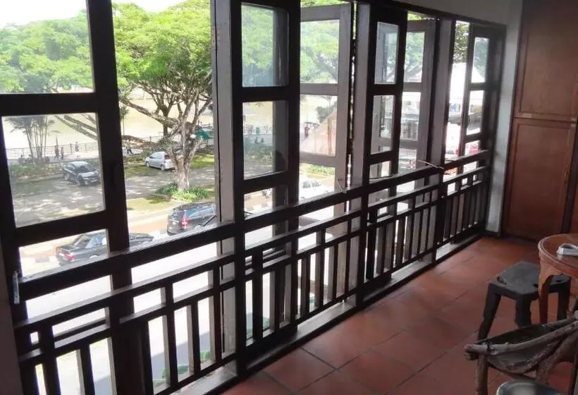 בית מלון כפרי Kuching Waterfront Lodge