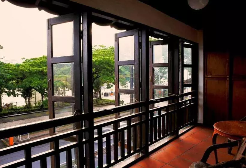 בית מלון כפרי Kuching Waterfront Lodge