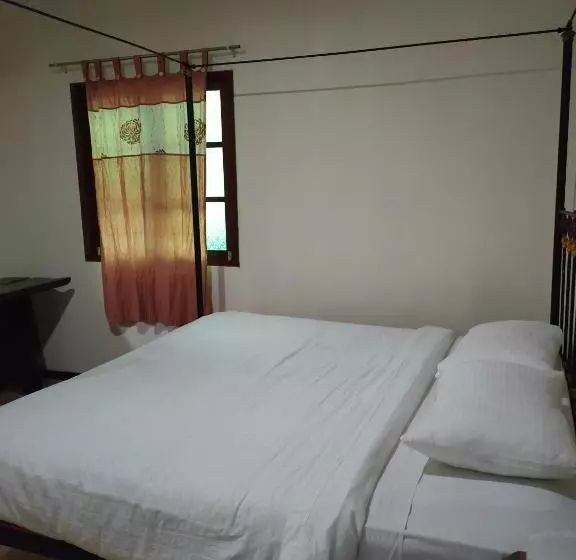 בית מלון כפרי Kuching Waterfront Lodge