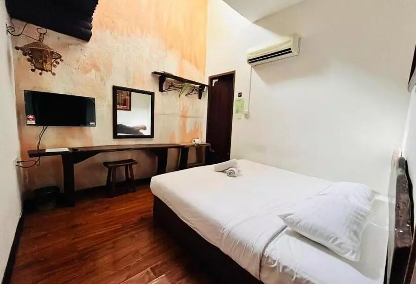 בית מלון כפרי Kuching Waterfront Lodge