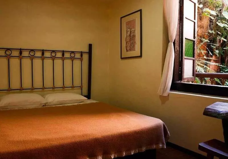 בית מלון כפרי Kuching Waterfront Lodge