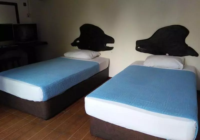 בית מלון כפרי Kuching Waterfront Lodge