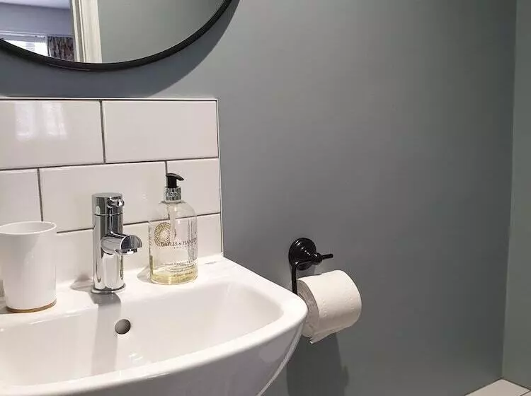 בית מלון כפרי Starlings Guest House